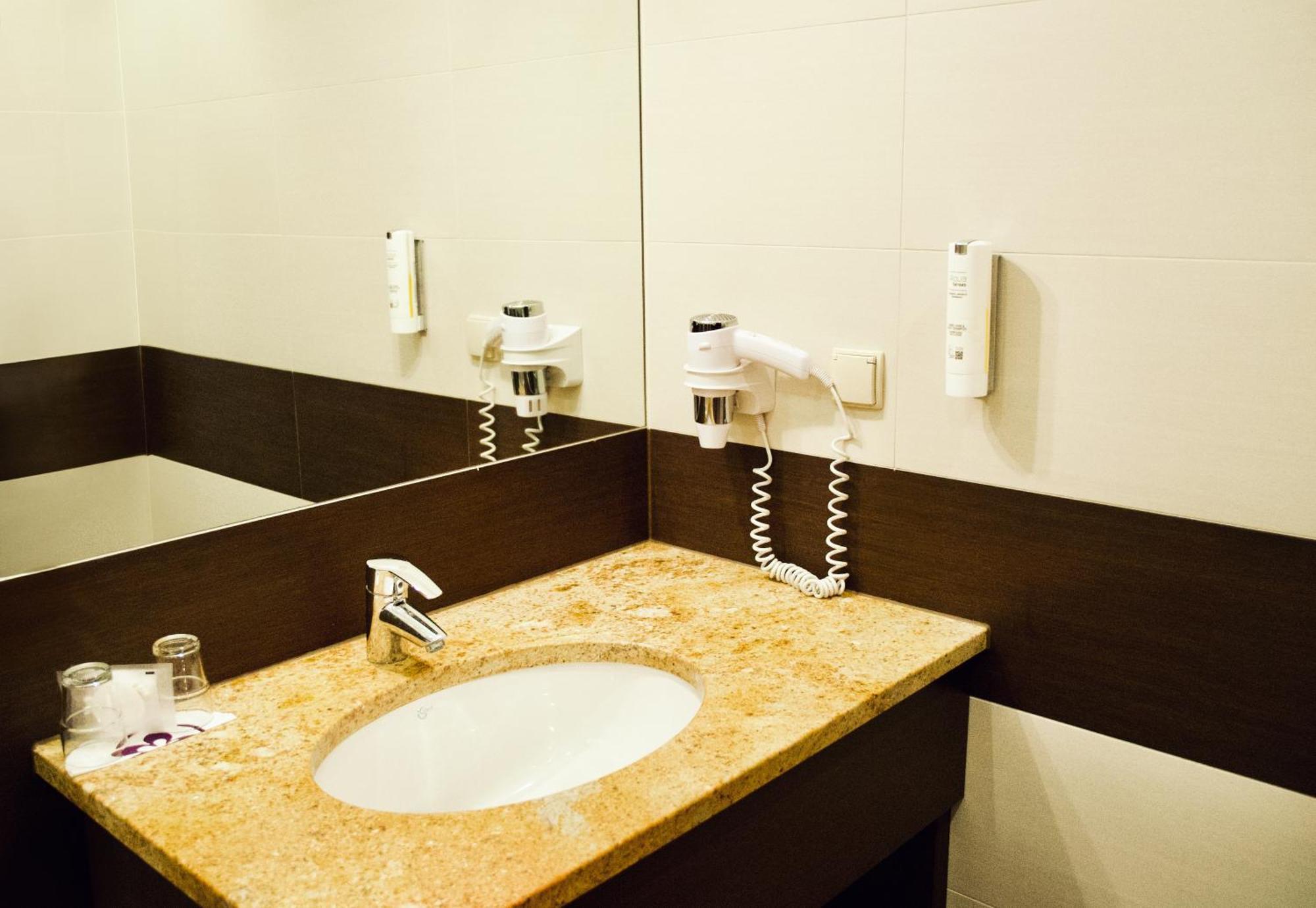 Hotel Szafran Челядзь Экстерьер фото